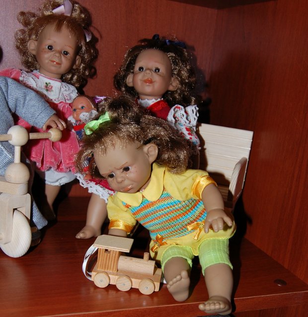 Куклы на полочке — Характерные испанские куклы: пупсы с мимикой