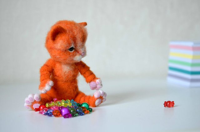 Шерстяная "шарнирка" - кот Морис. Игрушка валянием своими руками (фото 10)