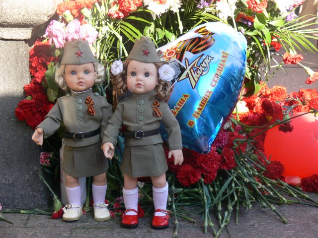 Праздник Победы и шествие Бессмертного полка в Санкт Петербурге с девчонками Gotz