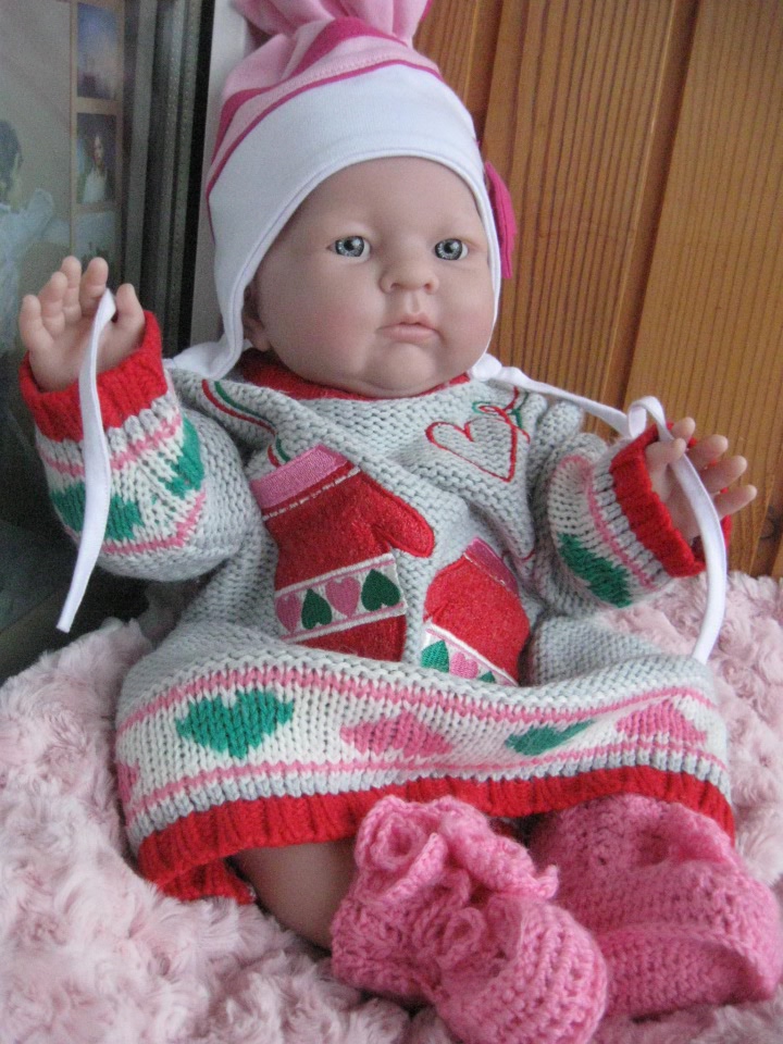 Маленькая Евочка любит наряжаться