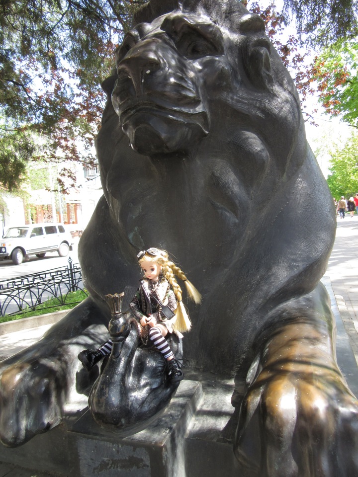 Первое мая. Сложно быть бунтарем, когда ты - милая девочка