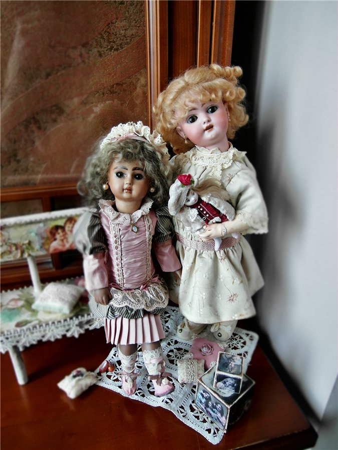 Как моя антикварочка с репликой подружились! А Ваши куколки так дружат