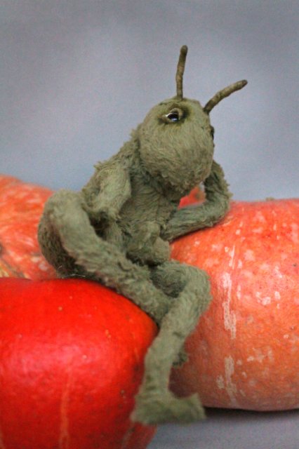 Кузнечик ВиктОр. Авторская игрушка Татьяны Матляк (фото 9)