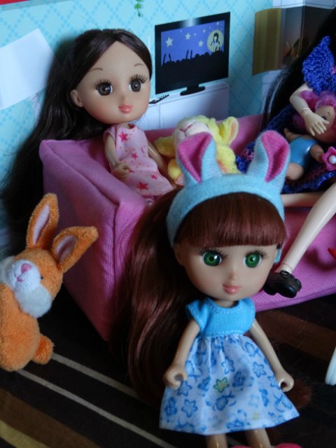 Хорошо, когда у мамы столько кукол и домик для них