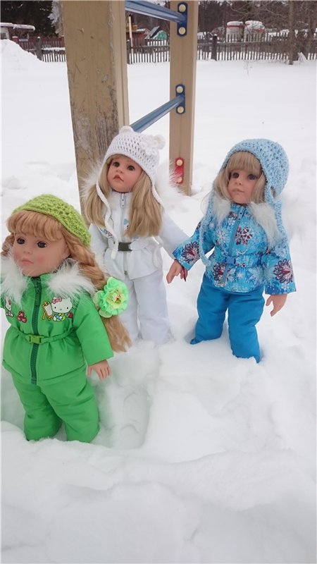 Мы в костюмчиках стоим,скоро Вас мы навестим!Открывайте ворота,выбегает детвора