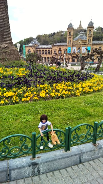 Пегий пёс, бегущий краем моря