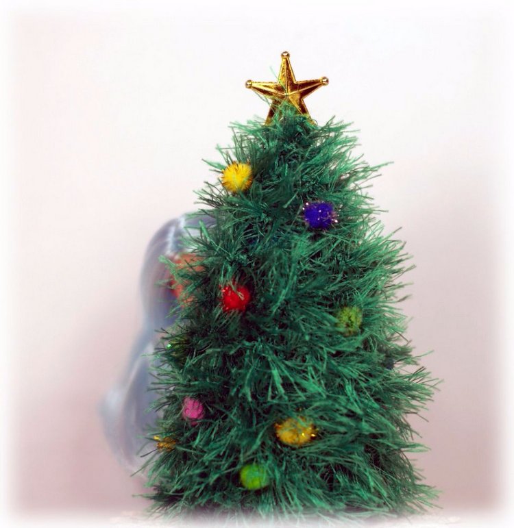 А у любопытной Дуськи на ёлке чуть зайца не увели