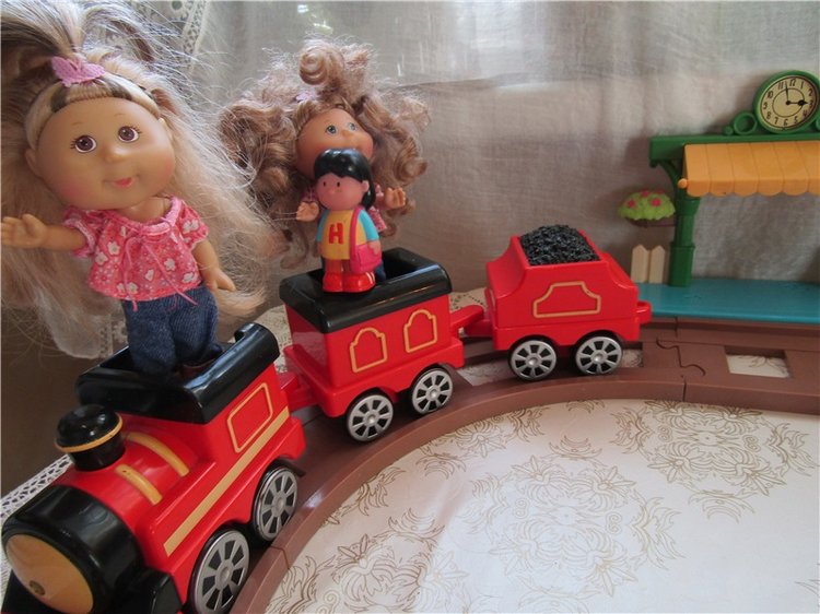 Под весёлый стук колёс мчит по рельсам паровоз. Дым пуская на лету, паровоз гудит: ту – ту