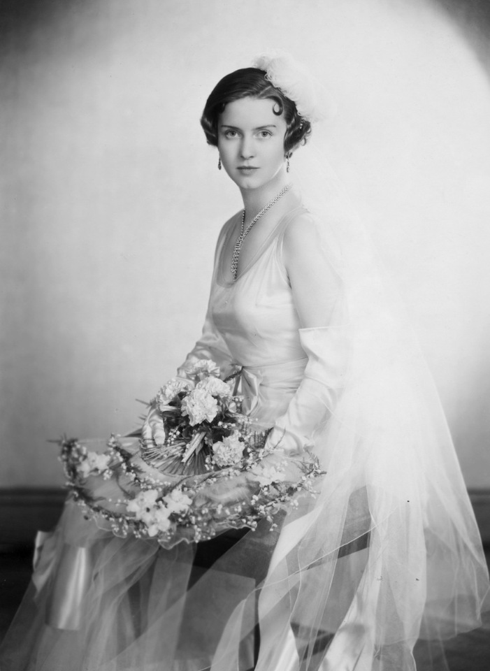 Как менялась мода на свадебные платья