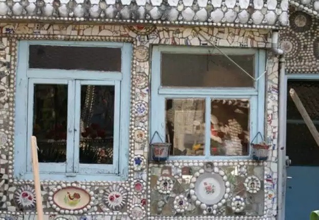 Шедевральный французский домик и двор из кусочков разбитого фарфора