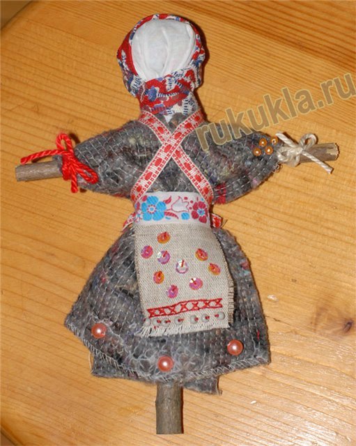 Кукольник, кукольник, чёрная душа, Что ты делаешь с бедною куклой