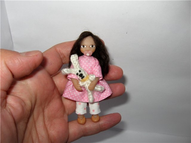 Малышка с зайчиком. Мини кукла