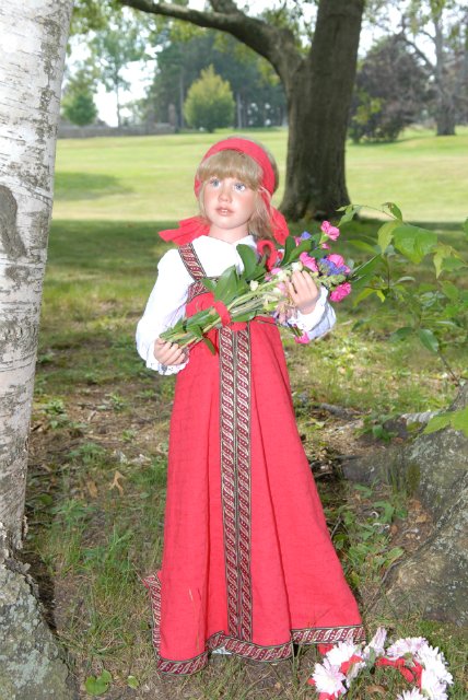 Мне березка нравится - ведь обе мы красавицы! Листья тихо шелестят, меж собою говорят