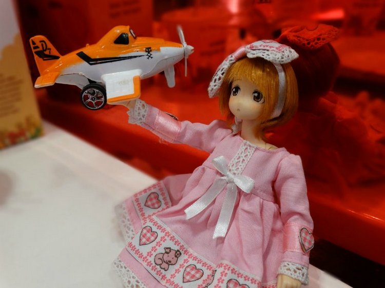 Дюймовочка в сказочном саду