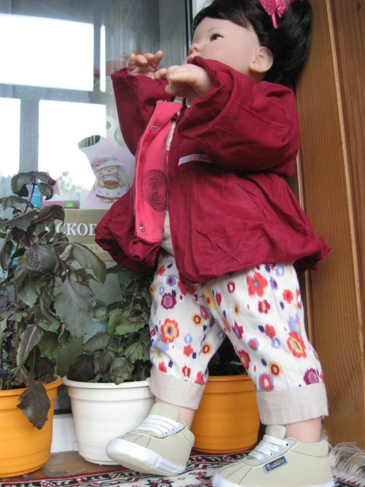 Азиаточка Миддлетончик и её любимые игрушки