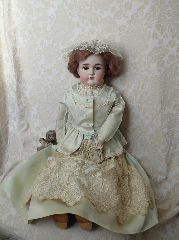 Ремонт "с фантазией" антикварной куклы