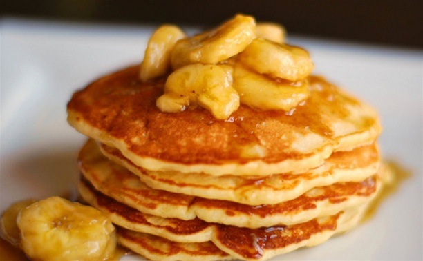 Вкусные у бабушки блинчики-оладушки. С маслом и с вареньем, со сметаной съем я