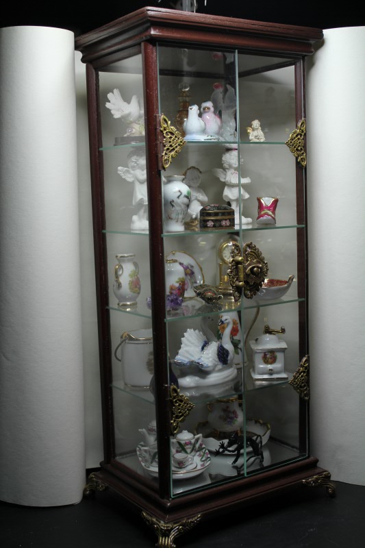 Шкаф-витрина с французским фарфором