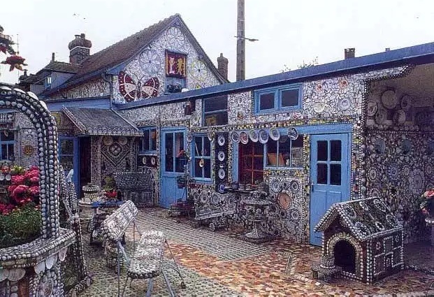 Шедевральный французский домик и двор из кусочков разбитого фарфора