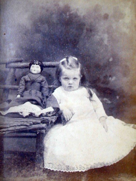 Кукольник, кукольник, чёрная душа, Что ты делаешь с бедною куклой