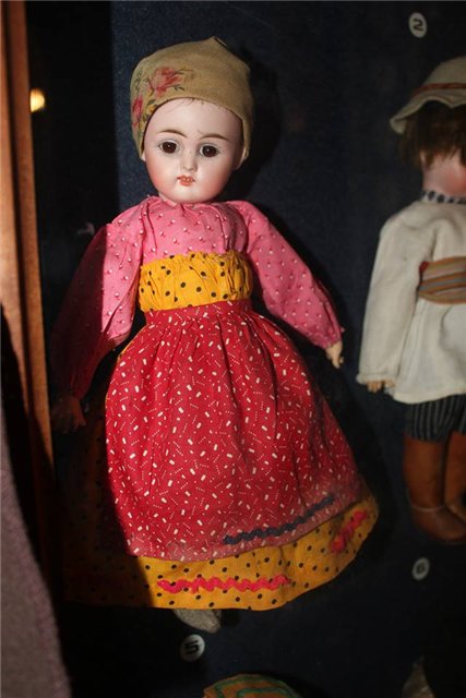 Антикварные куклы в музее барона Штиглица