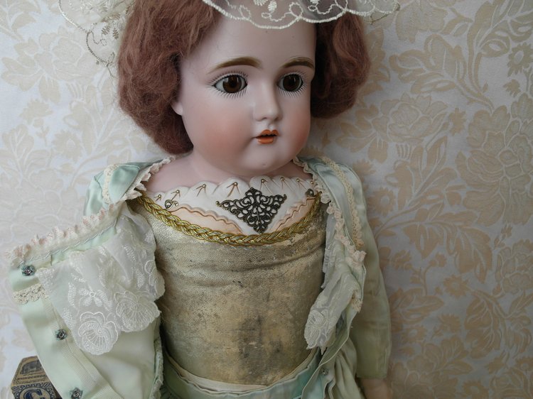 Ремонт "с фантазией" антикварной куклы