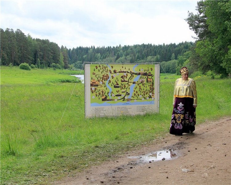 Троицкие гуляния у деревни Василёво, часть первая. Архитектурно-этнографический музей под открытым небом "Василёво"