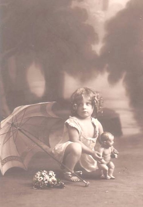 Старый фотоальбом. Девочки и куклы - продолжение