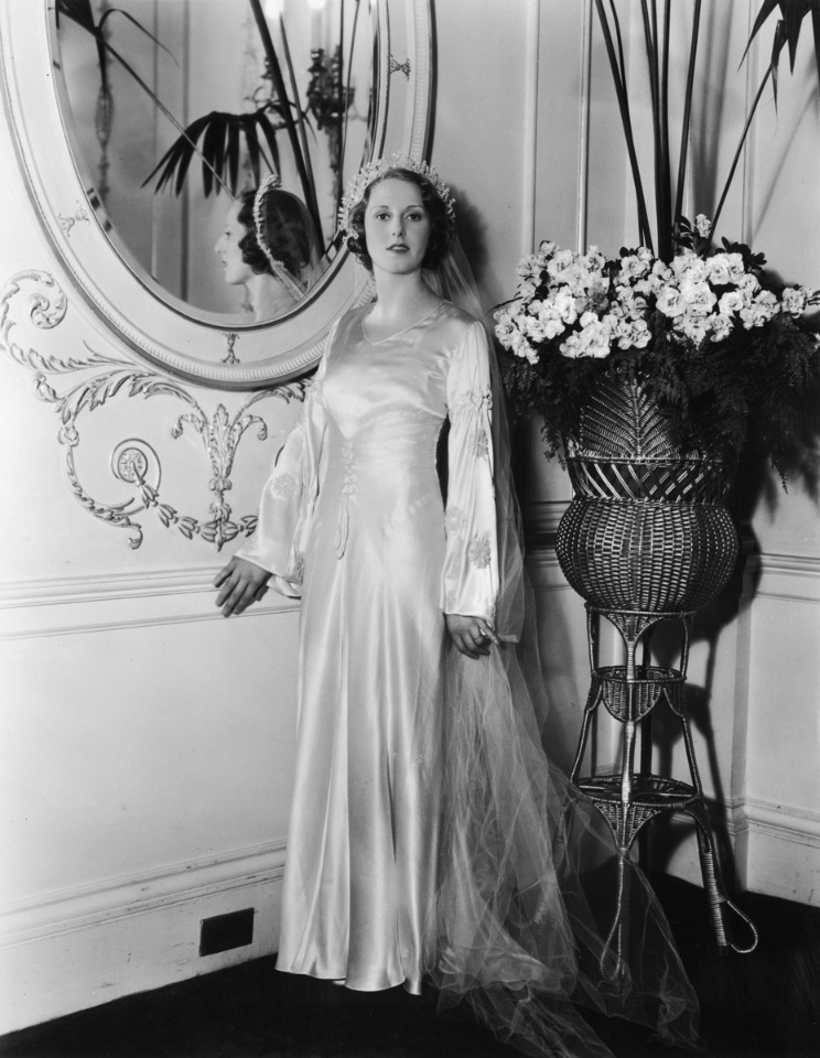 Как менялась мода на свадебные платья