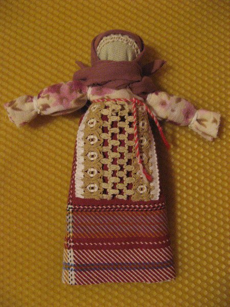 Кукольник, кукольник, чёрная душа, Что ты делаешь с бедною куклой