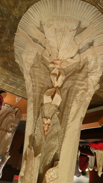 Как за неприметным фасадом может скрыватся просто удивительный Клондайк!!! Или "Это я удачно зашел!!!!!"