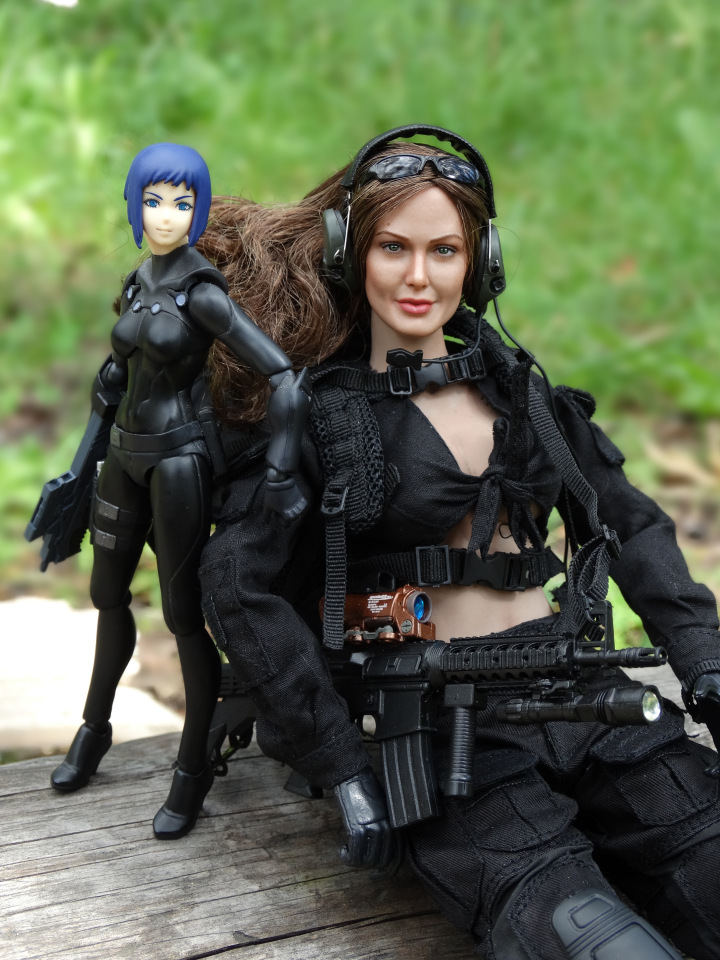 Вот какие бывают у девочек игры! Девушка-стрелок от VERYCOOL и шарнирная фигурка от figma