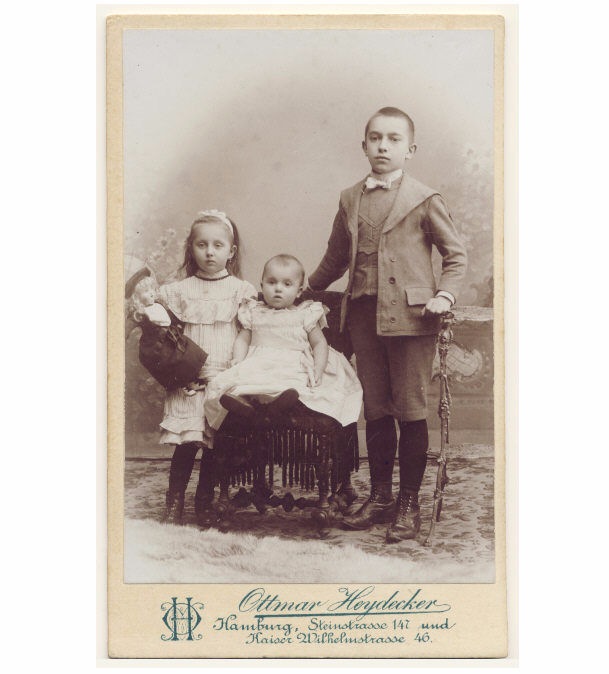 Cтаринные фотографии девочек с куклами