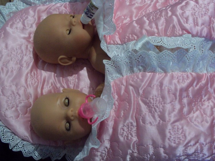 Как быстро уложить спать малыша, потерявшего соску с магнитиком (или: бутылочка - своими руками из подручных средств)