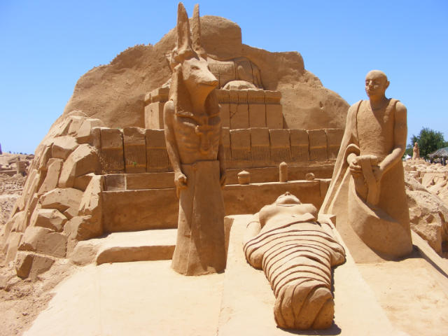 Замки, произведения скульптуры из песка