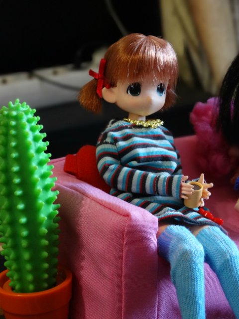 Хорошо, когда у мамы столько кукол и домик для них (фото 4)