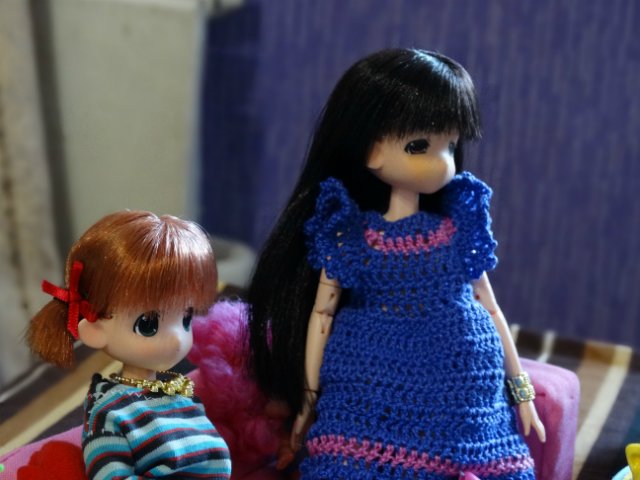 Хорошо, когда у мамы столько кукол и домик для них (фото 5)