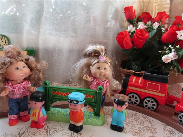 Под весёлый стук колёс мчит по рельсам паровоз. Дым пуская на лету, паровоз гудит: ту – ту