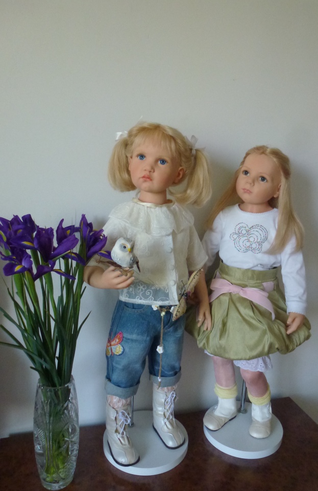 Живые цветы и куклы! С наступающим праздником