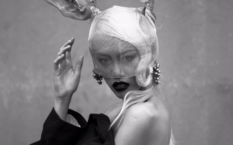 Художница и модель Шина Лиам