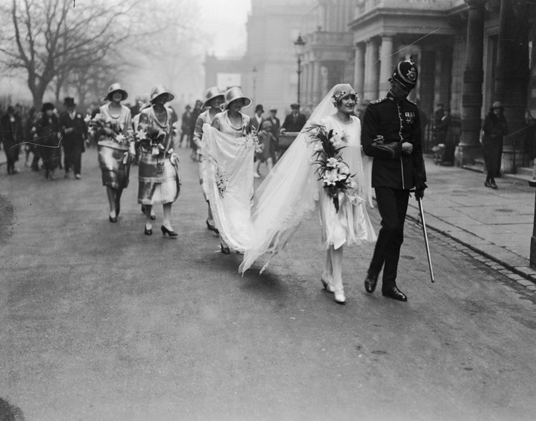 Как менялась мода на свадебные платья