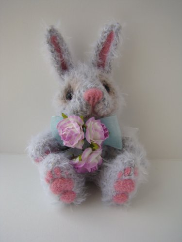 Серенький заинька. Игрушка вязанная спицами Ольги Чернухо