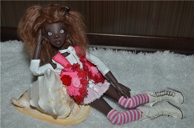 Tobi dark tan human от Kaye Wiggs