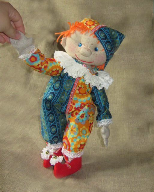 Детский сад, ясельная группа или мама мальчика играет в куклы