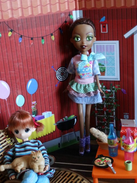 Хорошо, когда у мамы столько кукол и домик для них