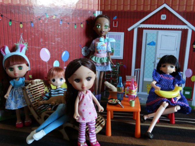 Хорошо, когда у мамы столько кукол и домик для них