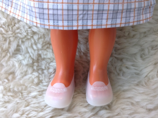 Помогите опознать куклу, на спине клеймо PEW, пластик, высота 35 см (фото 3)