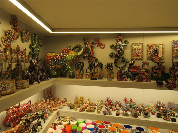 Капустка в посудной лавке с видом на Барселону