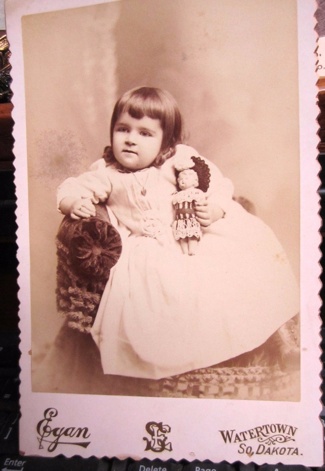 Cтаринные фотографии девочек с куклами