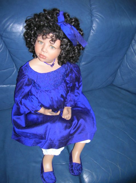 Очень синий топик или Королевский сапфир. Коллекционная фарфоровая кукла Наоми (Naomi) от Кристин Оранж